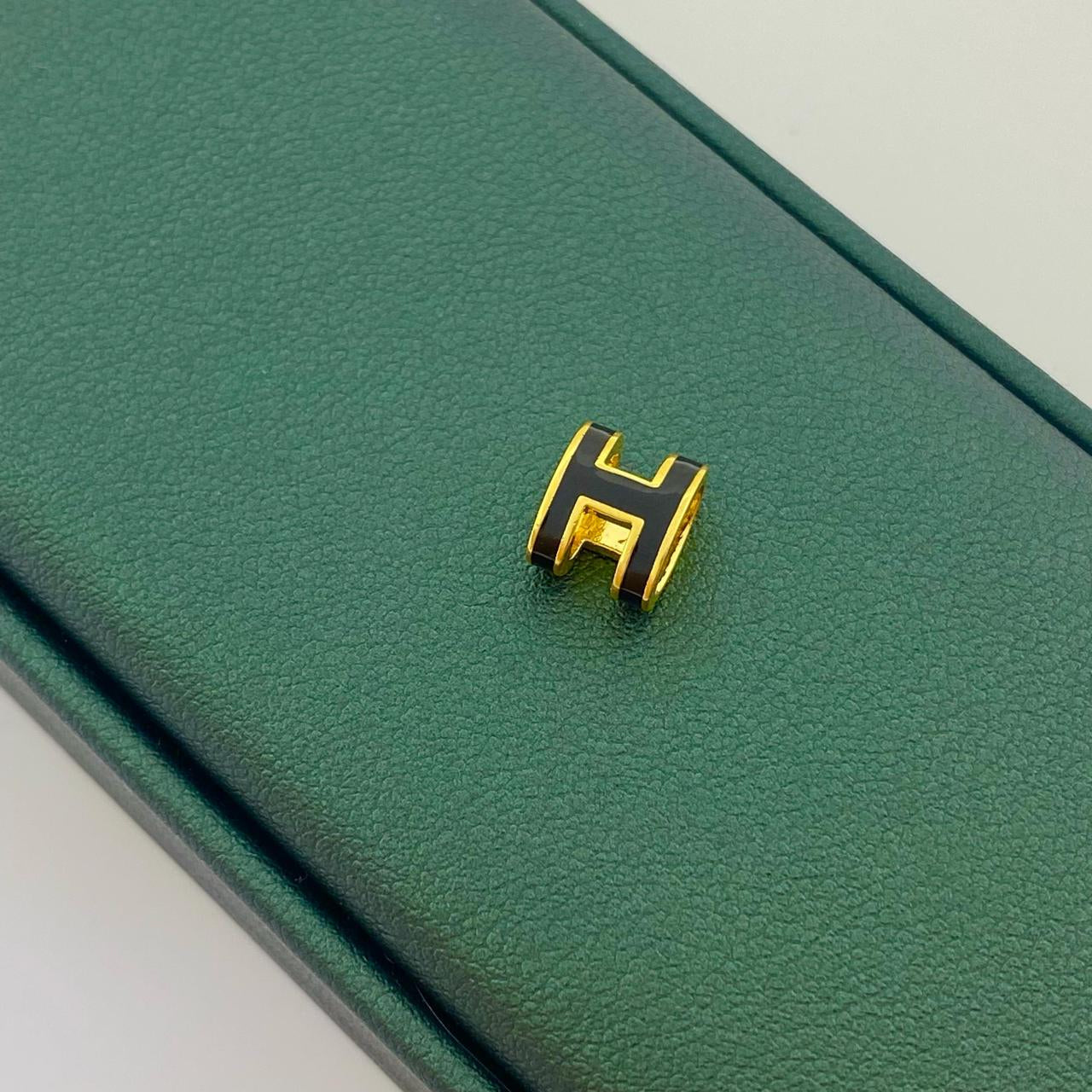 18k Gold H Pendant