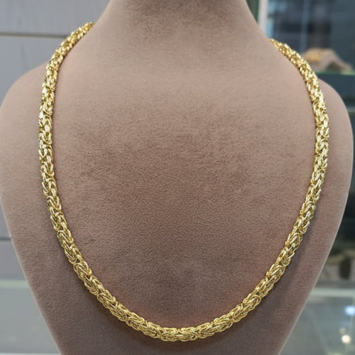 Gold chain on a mannequin with weight and length information displayed.